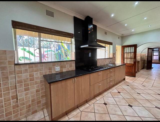 9 BEDROOM HOUSE FOR SALE IN SELCOURT